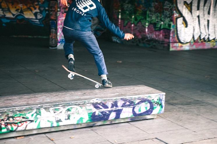 Une équipe de skateboard birmane concourt au Vietnam