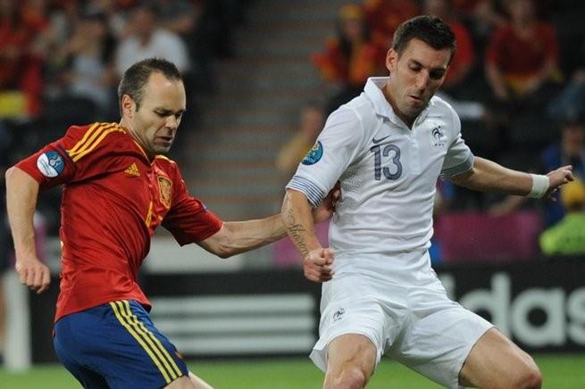 Andrés Iniesta et Anthony Réveillère lors du match Espagne France de l'Euro 2012