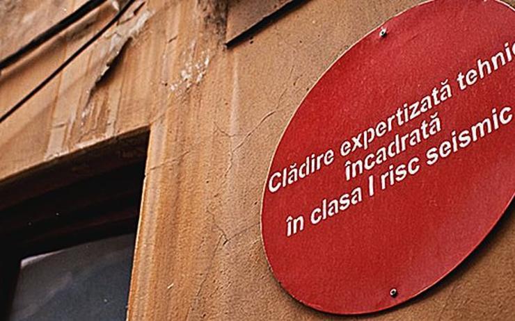 Blocurile-cu-bulină-roşie-rămân-un-pericol-la-cutremur