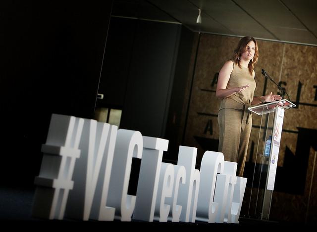 Sandra Gomez lors de la présentation de VLC Tech City