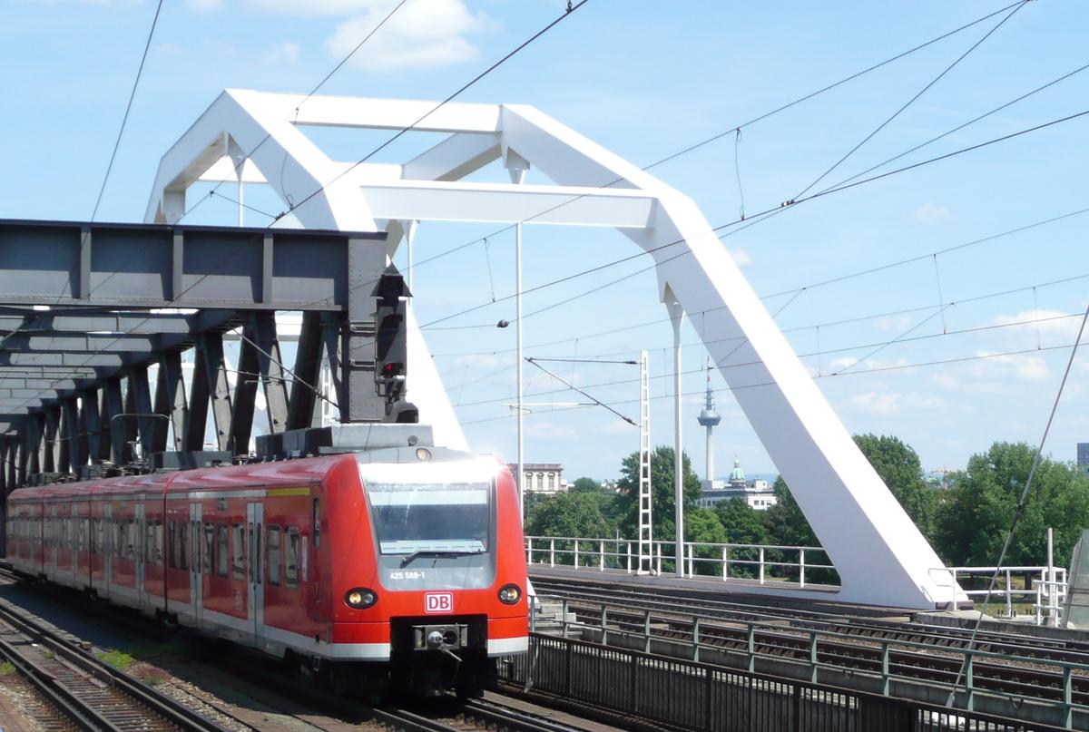 vrn-th_s-bahn-rheinbruecke-ma-lu__custom_