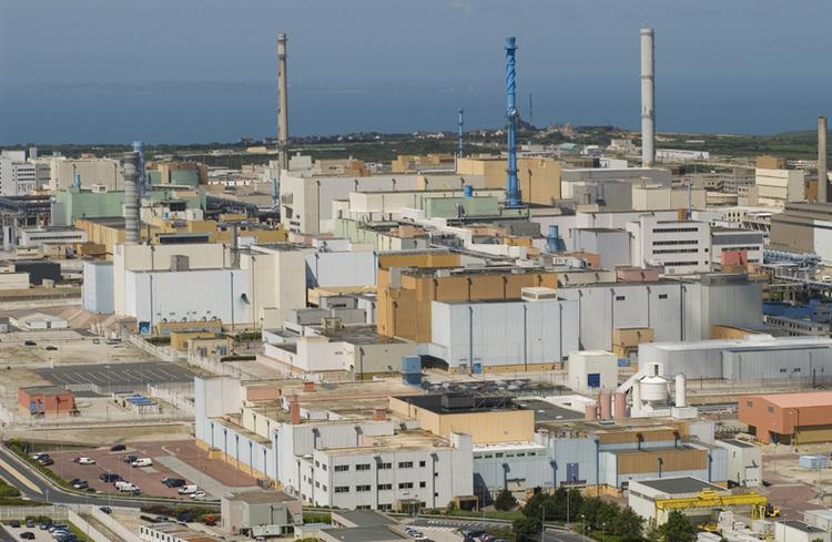 Le 14 septembre, un navire de deux tonnes de combustibles nucléaires irradiés australiens est arrivé à Cherbourg (Manche)