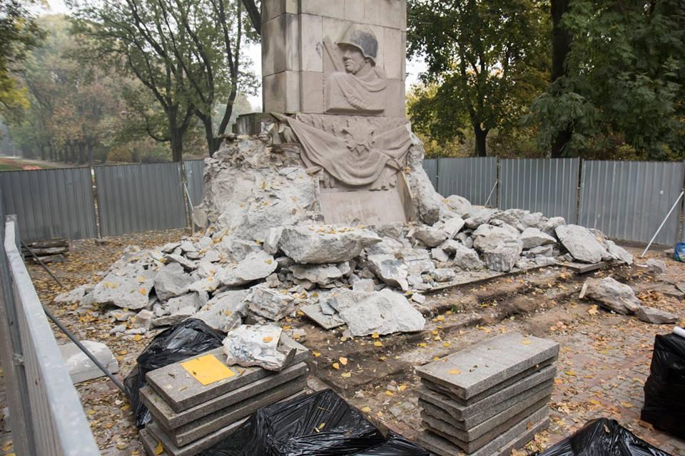 Démantèlement monument Varsovie