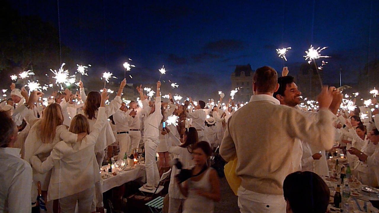 Cette année, Sydney accueillera son 7ème dîner en blanc. Lancé il y a presque 30 ans par François Pasquier à Paris, le pique-nique le plus chic et le plus mondain de la capitale prend désormais place dans toutes les grandes villes de France mais aussi dans toutes les grandes villes du monde.