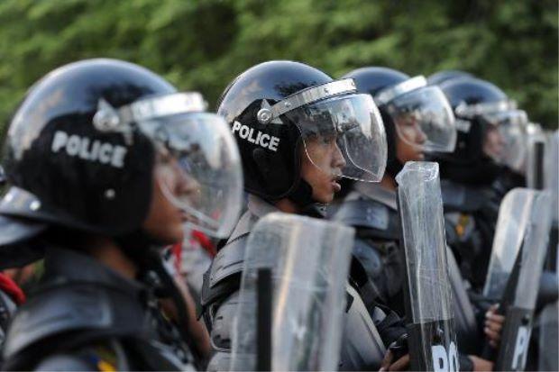 Protestation et violence devant une usine textile en Birmanie