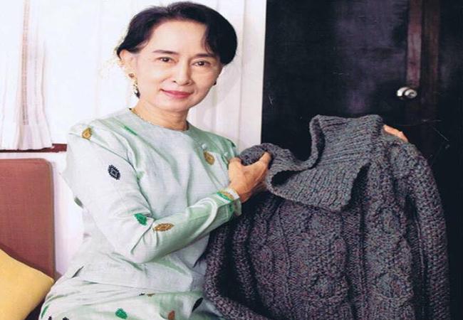 Un pull de laine de Aung San Su Kyi mis aux enchères en Birmanie