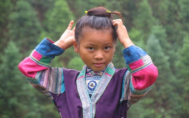 Couleurs de chine association fille Miao Chine Petite Peng Sai