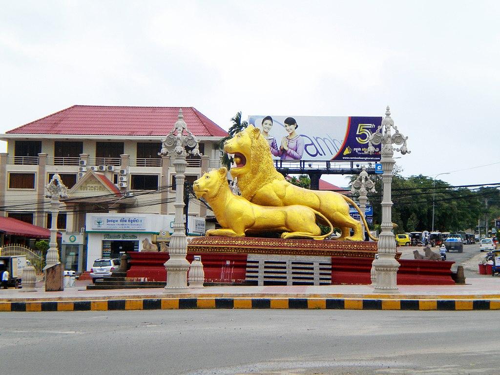 1024px-Golden_Lions_roundabout_Sihanoukville_Cambodia