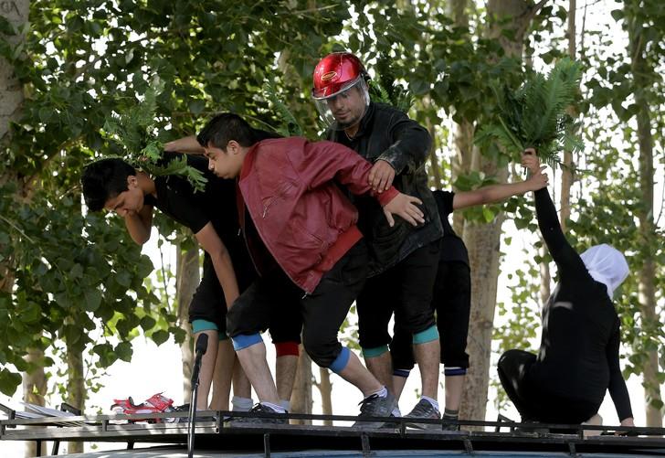 Des-jeunes-Syriens-repetent-piece-theatre-exprime-etre-refugies-Liban-22-juin-2016-Bar-Elias_1_730_501