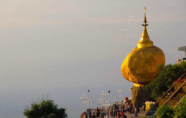 Le Rocher doré en cours de maintenance en Birmanie