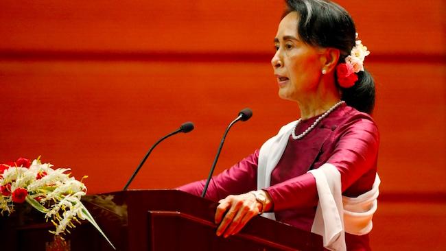 Aung San Suu Kyi parle à l'université de la Défense Nationale en Birmanie