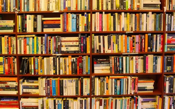 Des libraires font le trottoir à Yangon en Birmanie