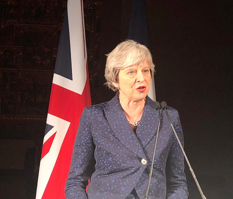 Trois députées tories tournent le dos à Theresa May