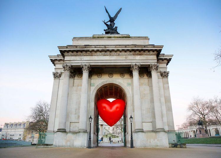 Coeurs géants ballons accrochés partout dans Londres St Valentin Fashion Week
