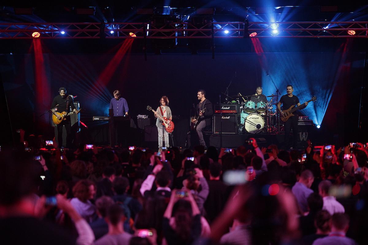 groupe local musique technologie 5G concert hologramme animé Roumanie