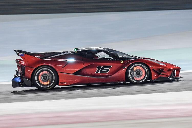 Une Ferrari sur le circuit Ricardo Tormo à Valencia