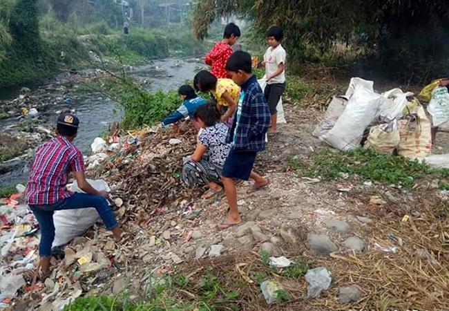 Les jeunes de Kalaymyo organisent la collecte des ordures en Birmanie