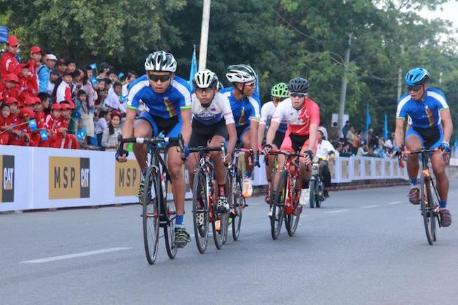 Première course critérium en Birmanie