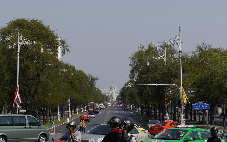 Thanon_Ratchadamnoen_Nok_viewedfrom_Phan_Fa_Lilat_Bridge-745