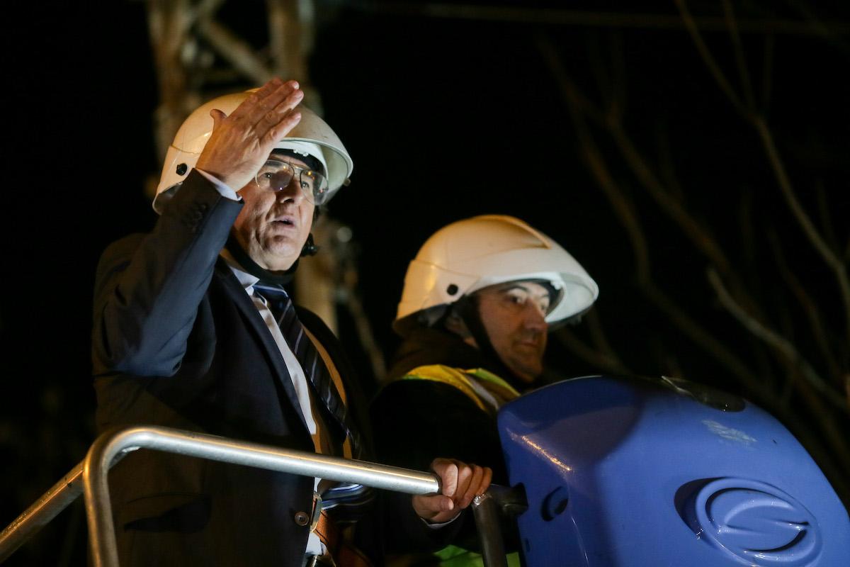 Timisoara mayor Nicolae Robu assists workers in cutting internet cables in the city center (Inquam Photos Virgil Simionescu)