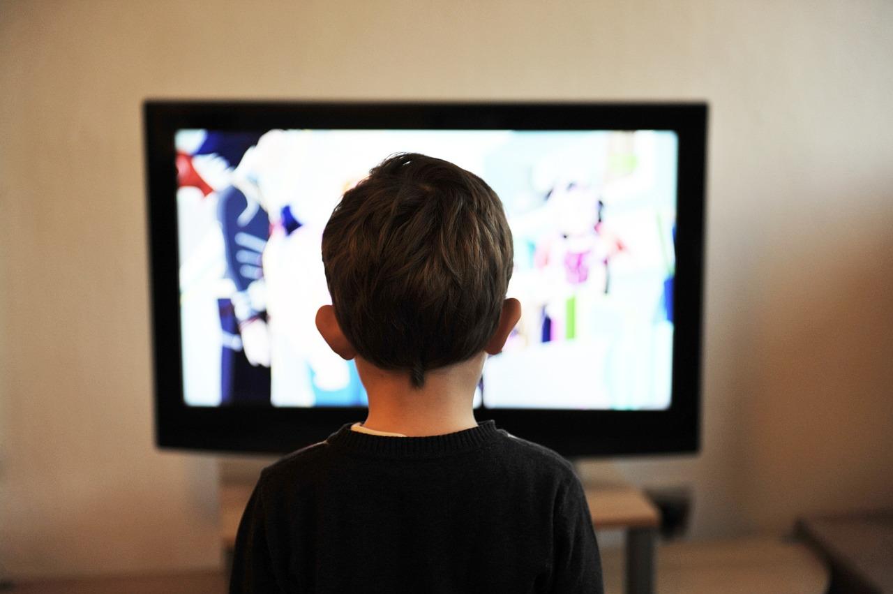 children watching TV Pixabay