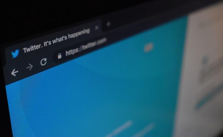 tweet licenciement italie réseaux sociaux