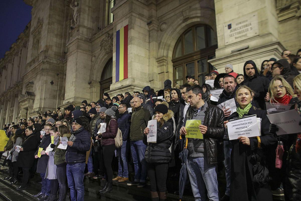 magistrats déplacement Bruxelles protestation 4 avril Roumanie loi