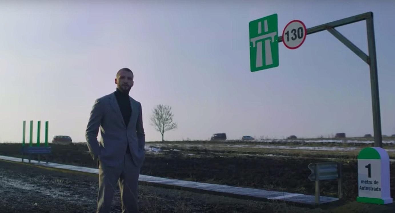 entrepreneur roumain Stefan Mandachi construit un mètre d'autoroute protester