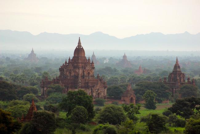 Baisse des tarifs pour les réalisateurs et photographes à Bagan en Birmanie