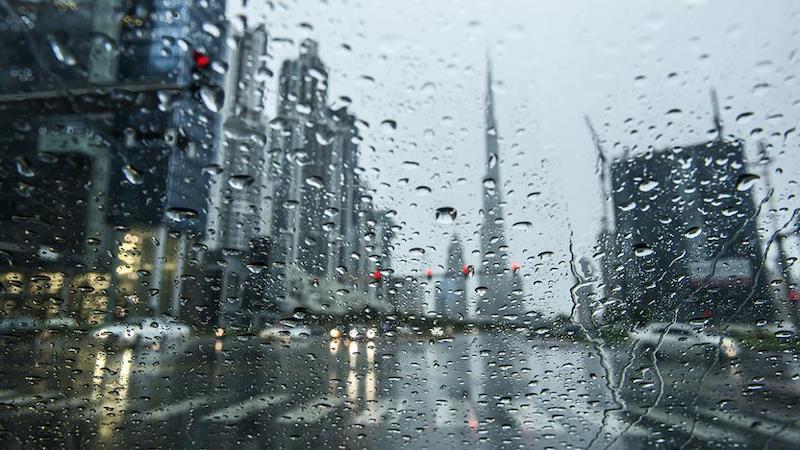 Dubai-EAU-après-les-orages-temps-instable