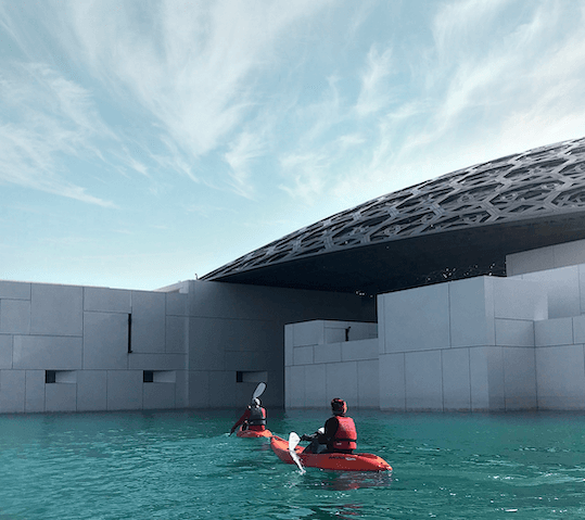 Dubai-EAU-visiter-Le-Louvre-Abu-Dhabi-en-kayak