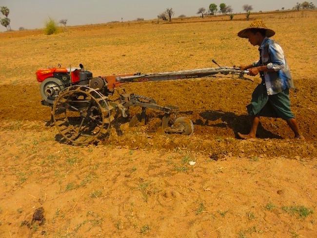 La conseillère d’Etat à l’écoute des fermiers dépossédés de leurs terres en Birmanie