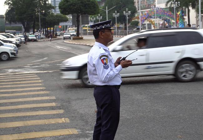 Un policier par “mile” de Yangon à Mandalay pour Thingyan en Birmanie