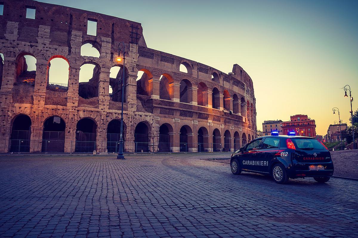 uniformes forces de l'ordre italiennes fabriqués roumanie région la plus pauvre