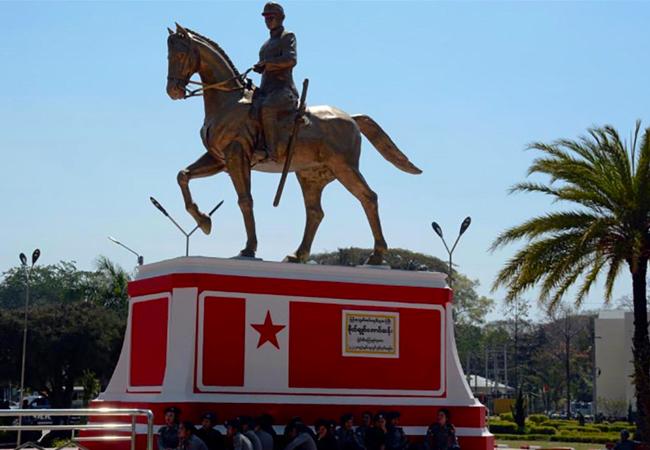 A Loikaw, la statue du général Aung Saung en sursis en Birmanie