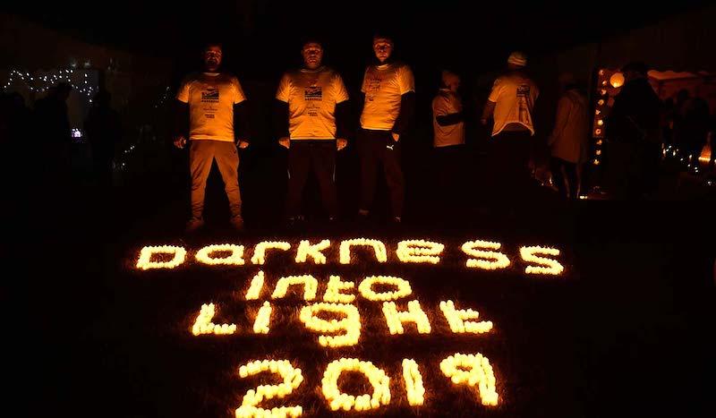 Dubai-EAU-des-milliers-de-participants-à-la-marche-from-darkness-into-light