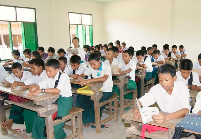 Plus d’admissions extérieures au quartier pour les écoles en Birmanie