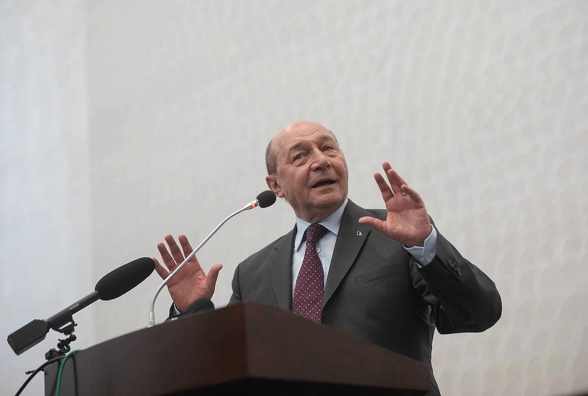 enquête Basescu collaboration avec police secrète communiste roumanie