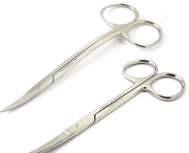 Des ciseaux de chirugie du genre de ceux que l'ivrogne a utilisé