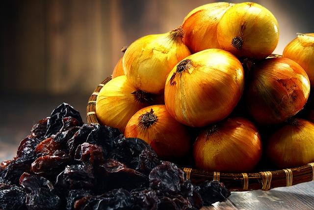 RAISINS NOIRS ET OIGNONS POUR LA CHERMOULA DE SFAX