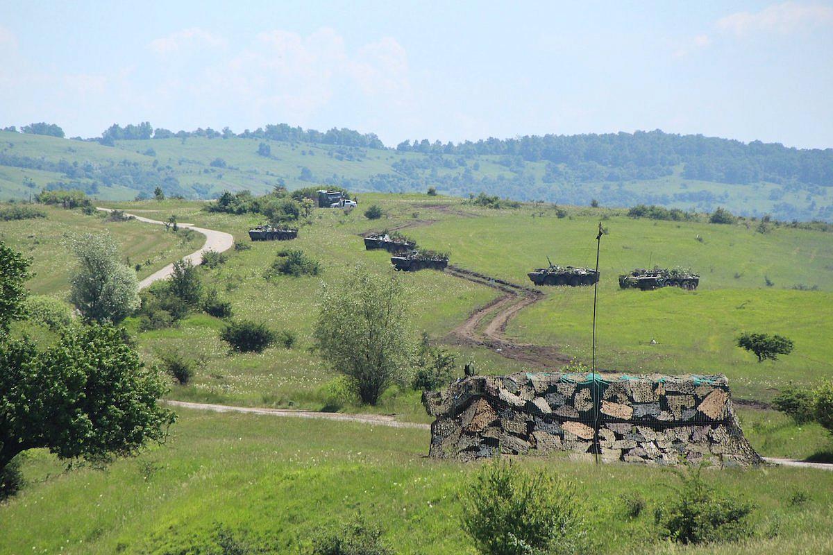 chars US détruisent des récoltes lors d'un exercice de l'OTAN