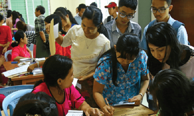 Inscription des etudiants a l'universite en Birmanie
