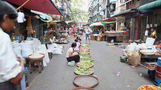 marche de rue a Yangon en Birmanie