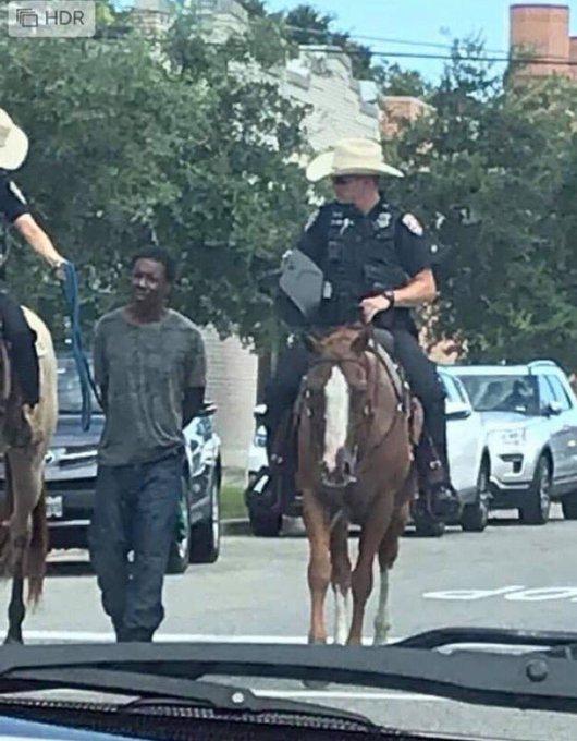 Homme noir tiré par deux policiers