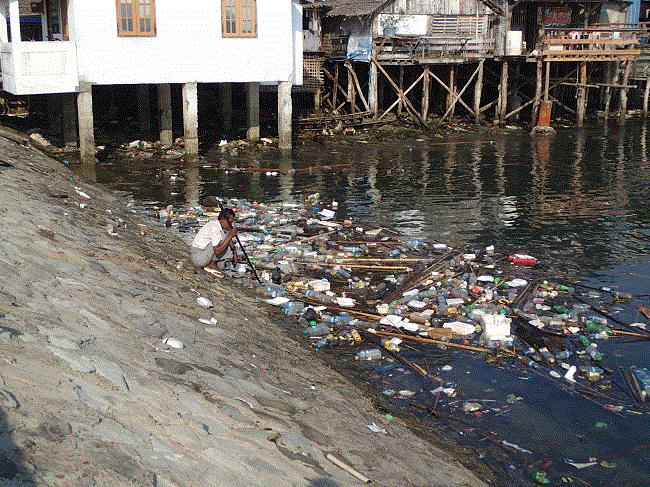 L'ayeyarwady pleine de plastiques en Birmanie