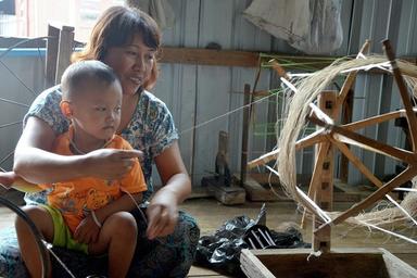 Tisseuse de fibres de lotus en Birmanie
