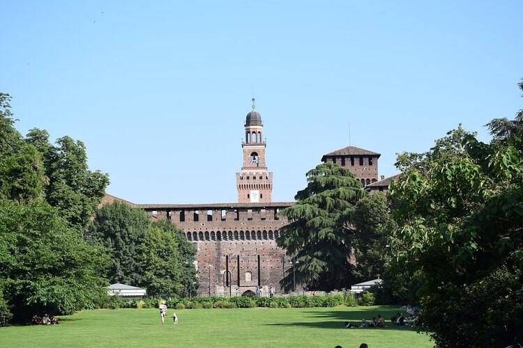 castello sforzesco milan pixabay