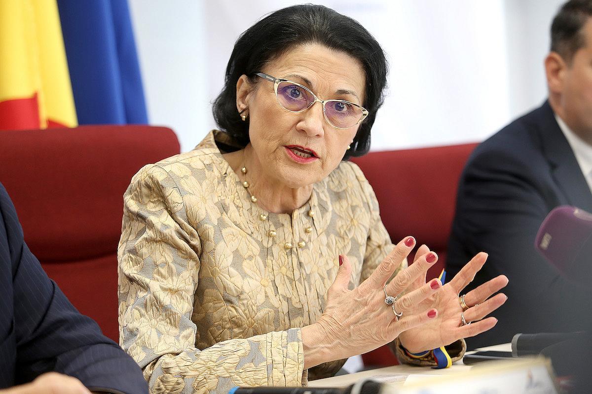 ecaterina andronescu ministre de l'éducation roumanie congédiée