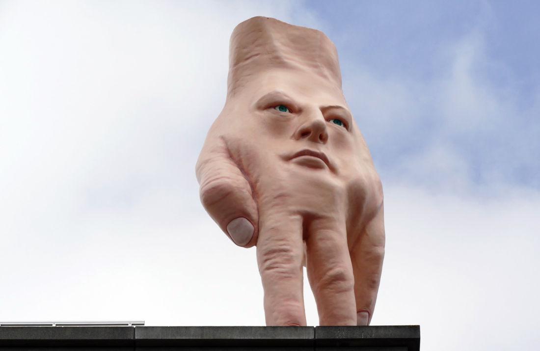 sculpture de main géante