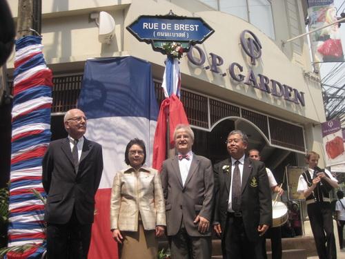 Officiels-francais-thais-devant-panneau-rue-brest-500